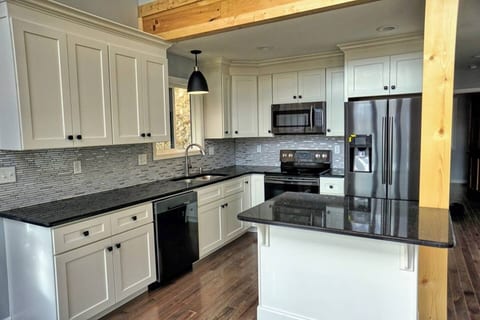 Majestic View | Near Town/Train | FirePit | HotTub