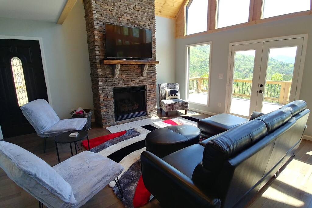 Majestic Views. Near Town/Train. Firepit. Hot Tub.