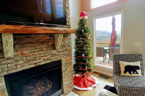 Majestic View | Near Town/Train | FirePit | HotTub
