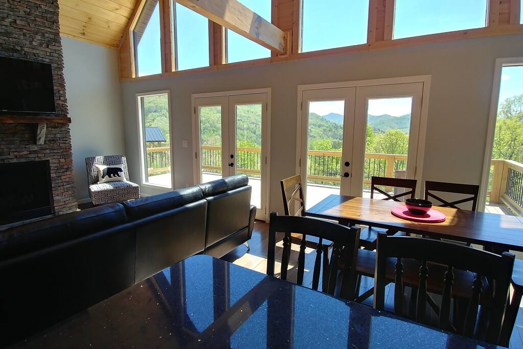 Majestic Views. Near Town/Train. Firepit. Hot Tub.
