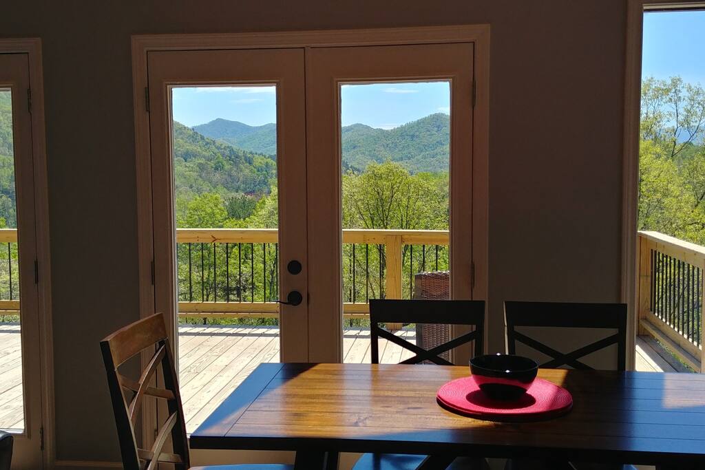 Majestic Views. Near Town/Train. Firepit. Hot Tub.