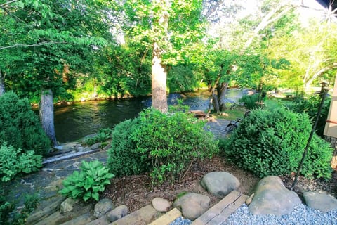 Creekfront Retreat •Near Town •Pool Table •Hot Tub