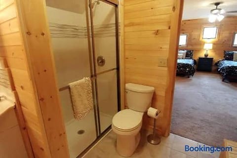 Creekfront Retreat •Near Town •Pool Table •Hot Tub
