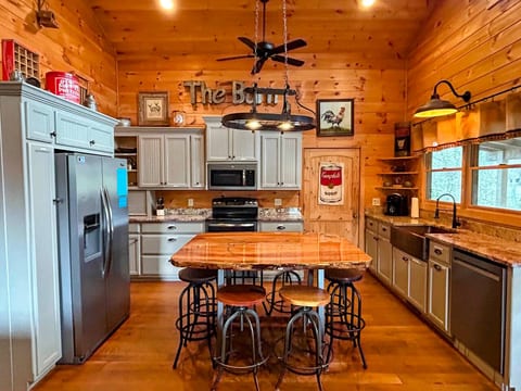 Creekfront Retreat •Near Town •Pool Table •Hot Tub