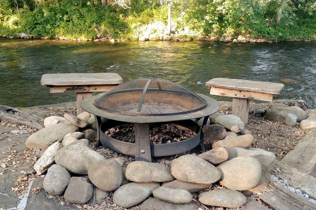 Deep Creek Home Close to Town. Hot Tub. Pool Table