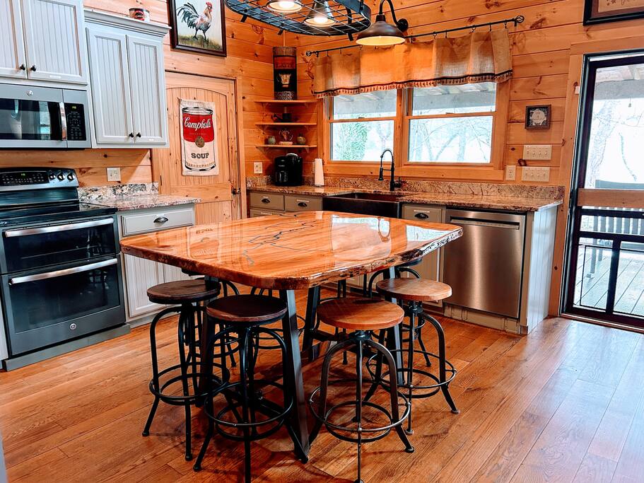 Deep Creek Home Close to Town. Hot Tub. Pool Table
