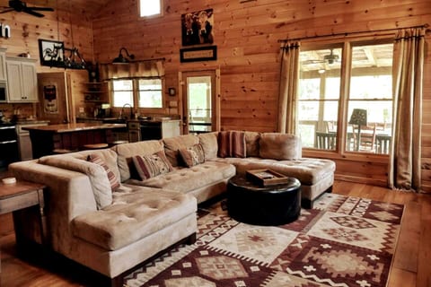 Creekfront Retreat •Near Town •Pool Table •Hot Tub