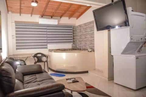 Hot tub 1 bedroom ac by park lleras security WiFi 