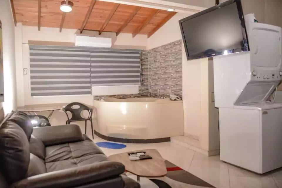 Jacuzzi 1 dormitorio aire acondicionado cerca del parque Lleras seguridad WiFi - Medellín