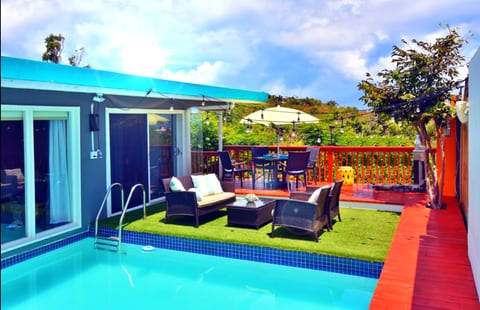 Private Pool 5 min Slow walk to Sapphire. Beach