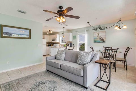 RELAXING RETREAT IN THE HEART OF NAVARRE BEACH!!