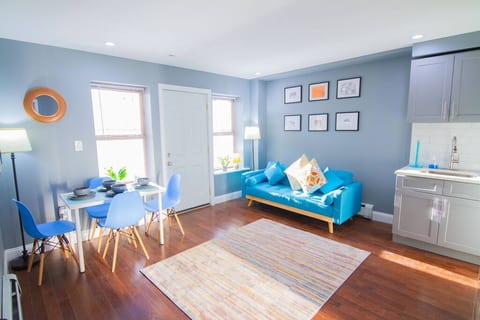Beautiful 1BR with Private Balcony 5mins to Trains