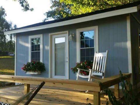 Delightful Cottage- with Smoky Mtn Views & Bkfast!