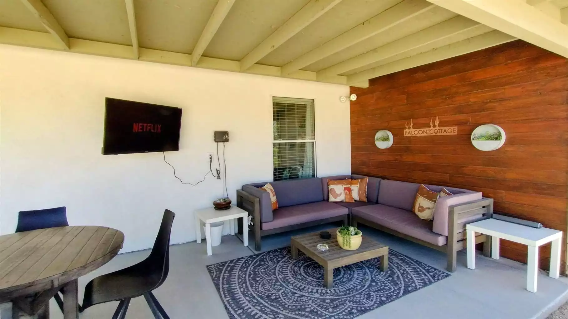 Outdoor seating area with relaxing sectional and smart TV. Perfectly set up for a relaxing evening grilling and spending time together. The TV mount can pivot to enjoy from either side of the patio - Falcon Cottage - Pahrump