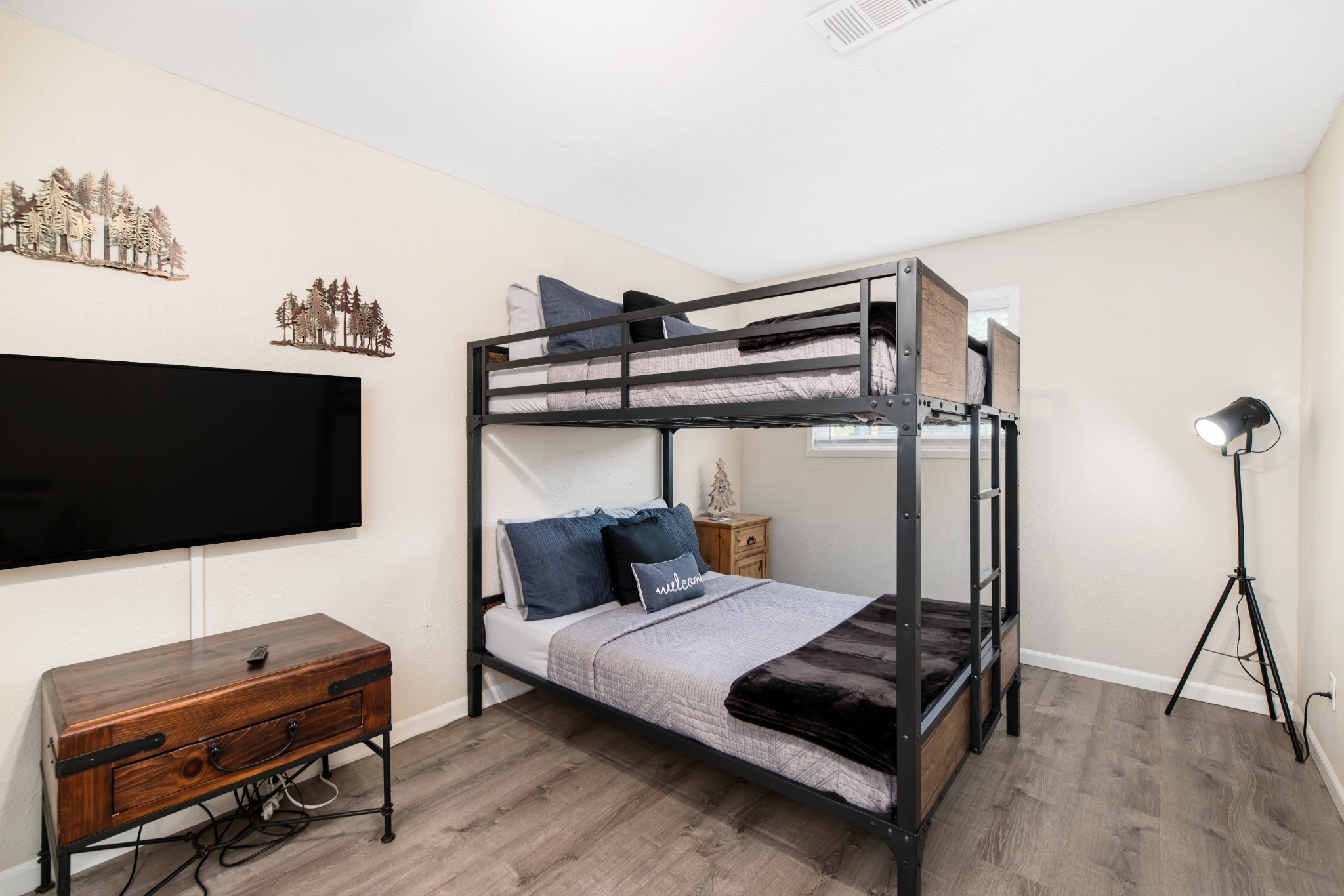 Room 4 | Double over Double Bunk Bed | Couch Sleeper (twin size).  - Mountain Retreat - Ramona