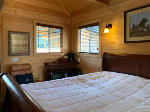 Pine Loft Cabin w/Mountain  Views