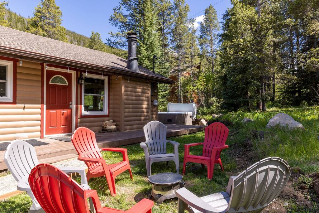 Propane firebowl and chairs out front for the spring/summer/fall. - Dreamy*Blue River Cabin*Sauna*Hot tub*7mn to Breck - Blue River