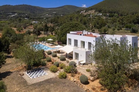Prestige Villa with Large Pool - Luxury Retreat