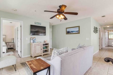 RELAXING RETREAT IN THE HEART OF NAVARRE BEACH!!