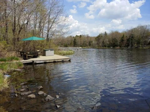 Cozy Lakefront Chalet close to Camelback & Mt Airy