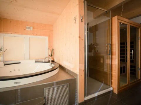 #48 mit IR-Sauna und Sprudelbad aussen