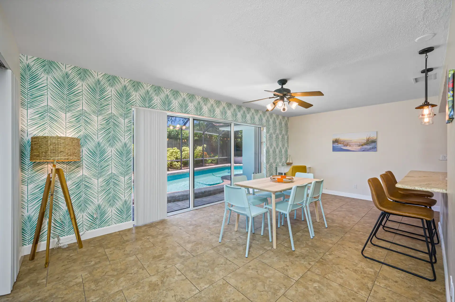 🌴Beautiful Pool Home! Beach in 6 min! Sleeps 8 🌴