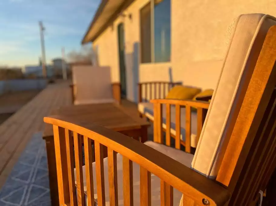 Deck for morning coffee and nightly wine. Deck for morning coffee and nightly wine. - The Filmmakers House - Joshua Tree