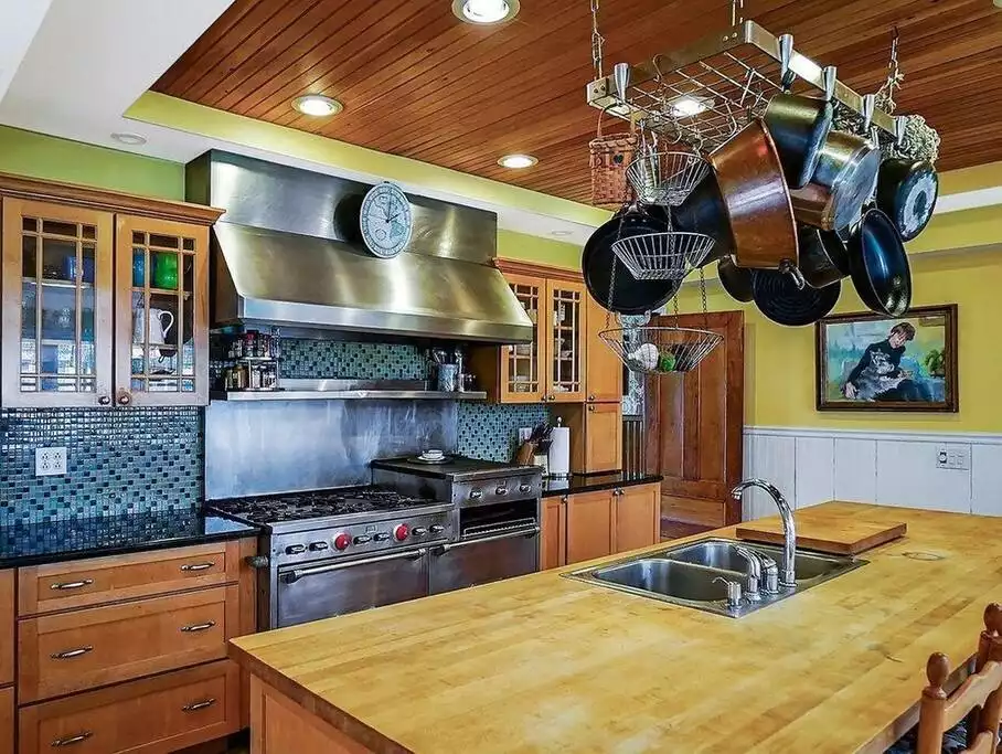 Kitchen range and butcher block island Kitchen range and butcher block island - Tower King Room with Large Private Bathroom - Andes