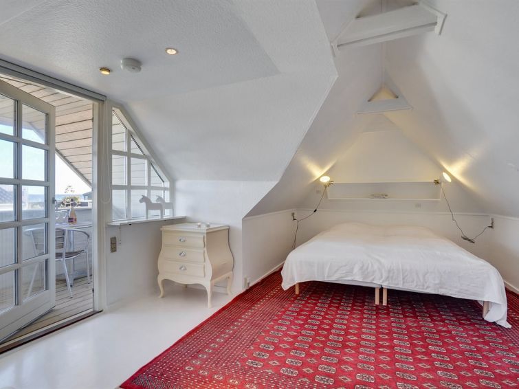 ethly-50m-from-the-sea/