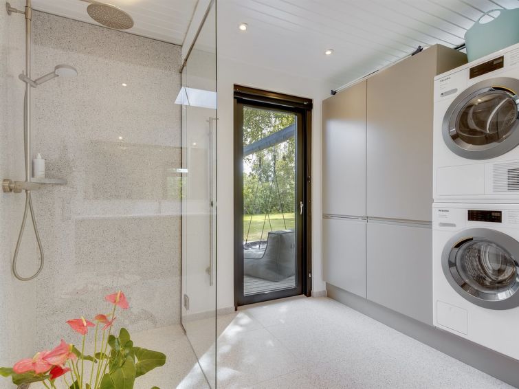 haevnir-1km-from-the-sea/