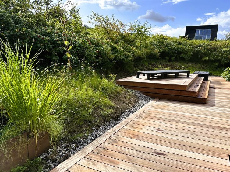 anny-100m-from-the-sea/