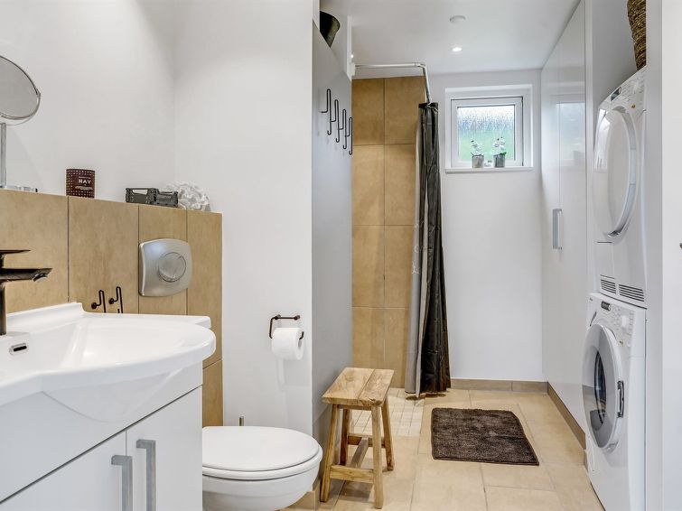 anny-100m-from-the-sea/