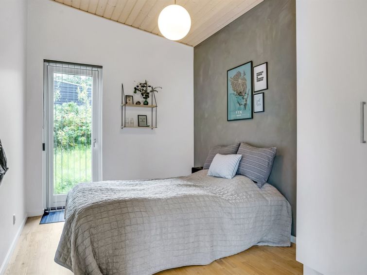 anny-100m-from-the-sea/