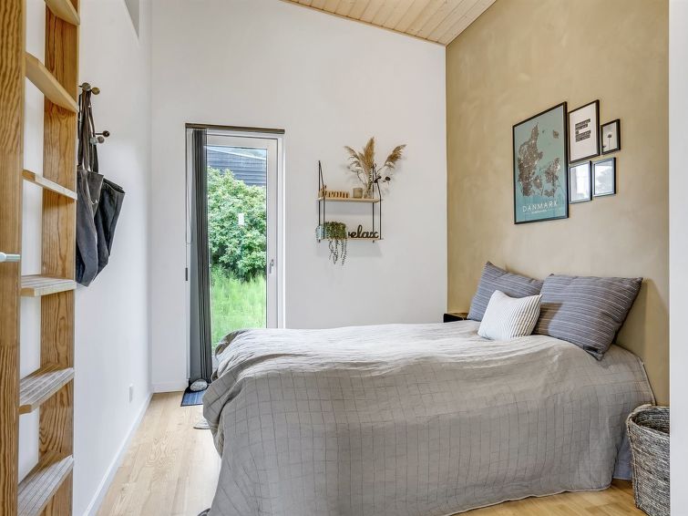 anny-100m-from-the-sea/