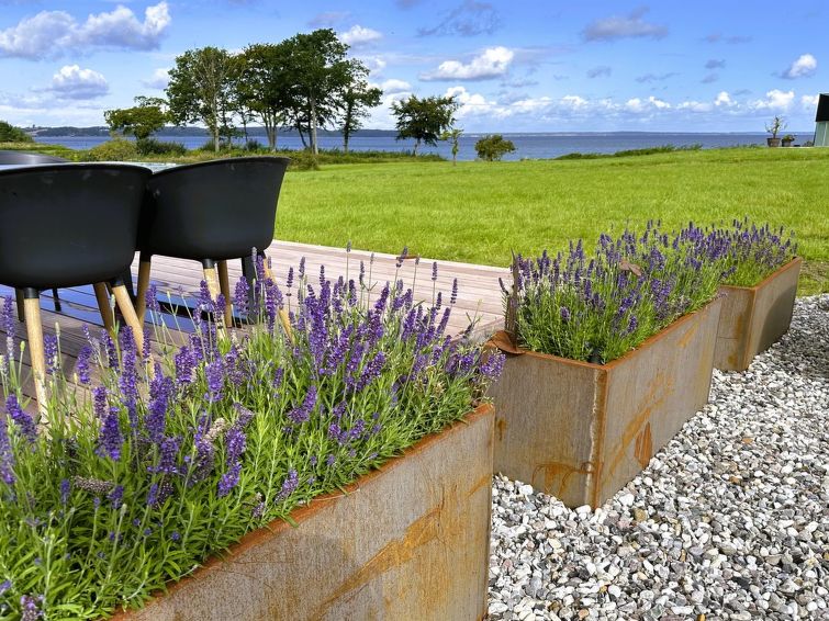 anny-100m-from-the-sea/