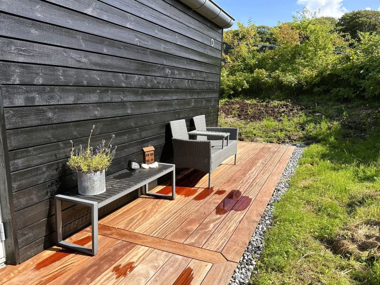 anny-100m-from-the-sea/