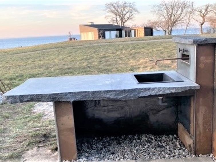 anny-100m-from-the-sea/