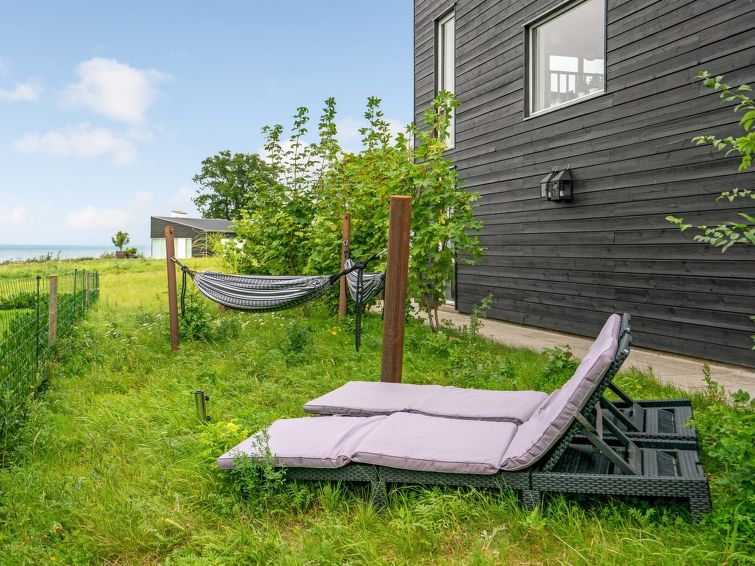 anny-100m-from-the-sea/