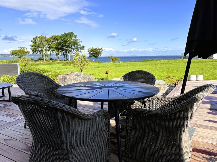 anny-100m-from-the-sea/