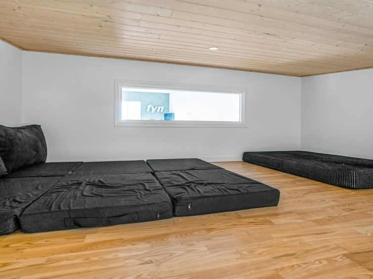 anny-100m-from-the-sea/