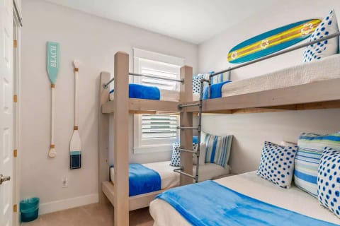 3rd Bedroom with custom built bunks - Double, Twin, Twin, Cable TV mounted