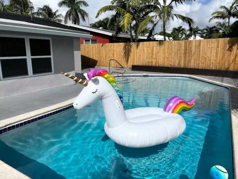 Heated Pool House Gameroom Hot Tub 5min to Beach