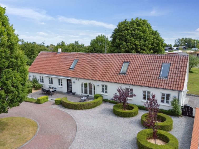 malinda-500m-from-the-sea/