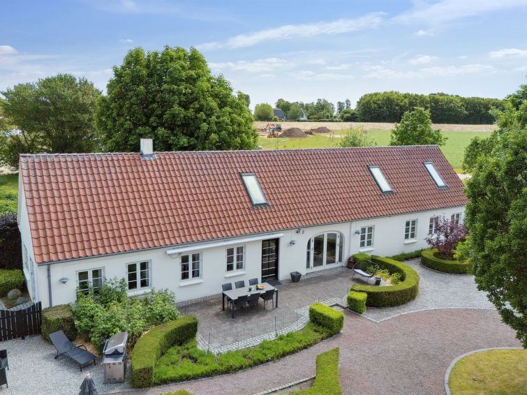 malinda-500m-from-the-sea/