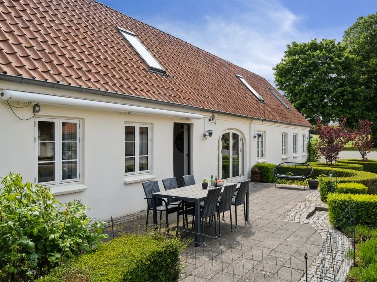 malinda-500m-from-the-sea/