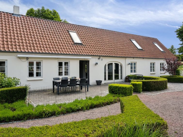 malinda-500m-from-the-sea/