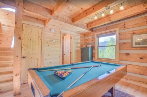 Leconte View, Genuine Log Cabin, Hot Tub, Fire Pit