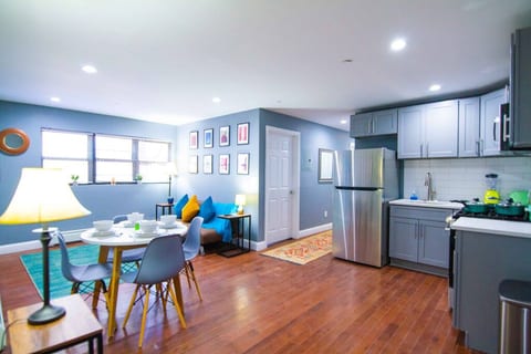 Spacious 3BR - 5mins to Trains