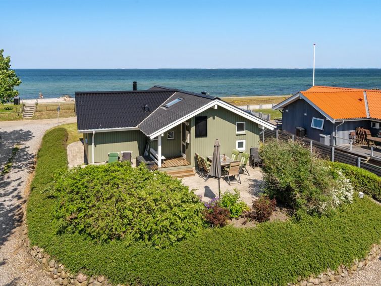 diertje-10m-from-the-sea/