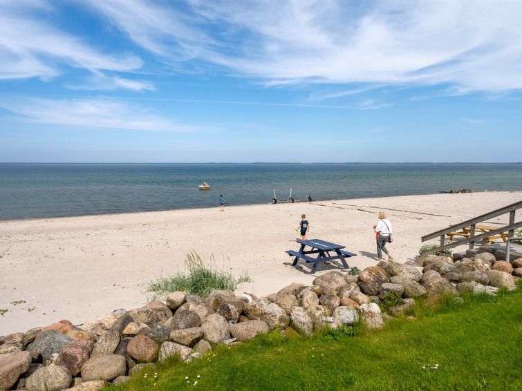 nera-10m-from-the-sea/